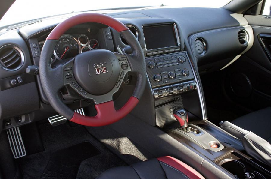  Nissan GT-R 2015 года  (фото 39 из 56)